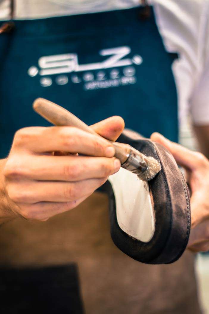 Artigiano al lavoro | Calzature Solazzo | Calzatura Artigianale | Made in Italy